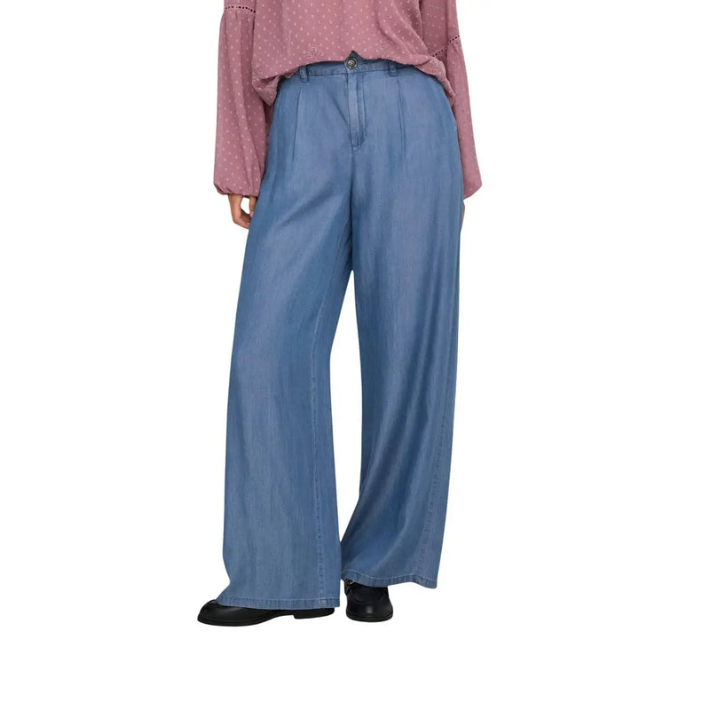 Weit geschnittene blaue Lyocell-Damenhose von Jacqueline de Yong mit hellblauer Faltenfront und klassischer Denim-Struktur.