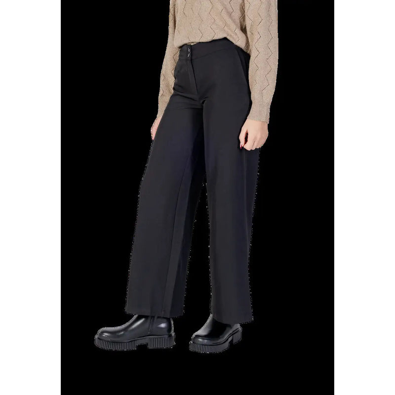 Schwarze, weit geschnittene Polyesterhose von Jacqueline de Yong mit taillierter Passform und dezenten Bundfalten vorne.