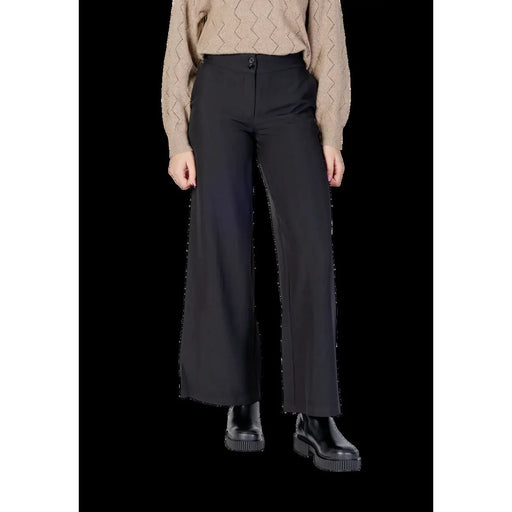 Jacqueline De Yong Schwarze Damenhose aus Polyester mit weitem Bein, elegantem, geradem Schnitt und dezenten Stofffalten