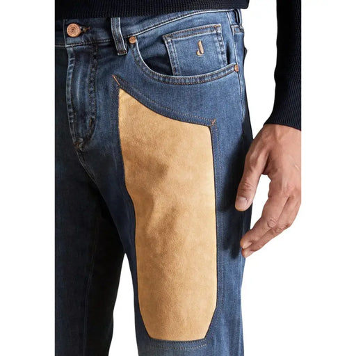 Rückseite jeckerson Herrenjeans, blau, aus Baumwollstretch, schmal geschnitten, mit blauem Denim und hellbraunem Wildleder-Patch an der Tasche