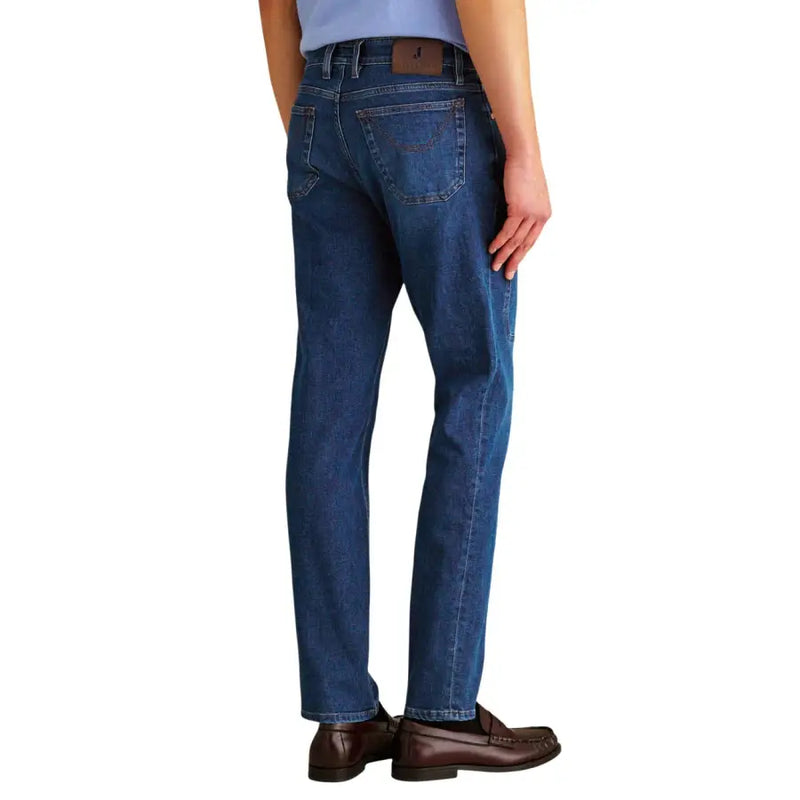 Blauer Denim jeckerson Herrenjeans mit klassischem geradem Bein und braunem Lederpatch am Bund aus Bio-Baumwolle