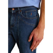 Rückseite jeckerson Herrenjeans aus blauer Bio-Baumwolle, schmale Passform, dunkelblauer Denim, kupferfarbene Knöpfe und gesticktes Logo