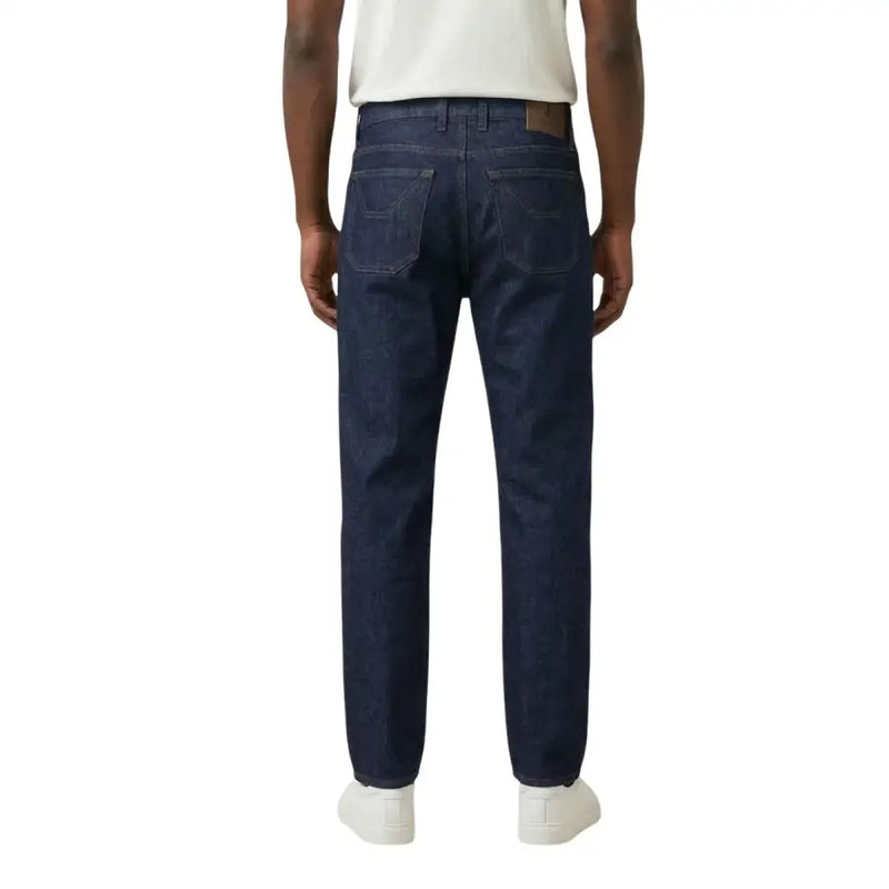 Dunkelindigo jeckerson Herrenjeans aus Bio-Baumwolle mit geradem Bein und braunem Lederbundaufnäher