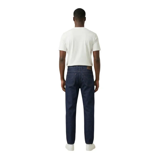 Jeckerson Herrenjeans aus blauer Bio-Baumwolle mit dunkelblauem Denim-Straight-Leg-Schnitt und braunem Lederbundpatch.