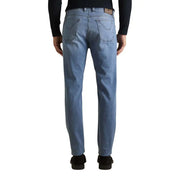 Jeckerson Herrenjeans aus hellblauem Bio-Baumwoll-Denim mit klassischem geradem Bein und braunem Lederbundaufnäher