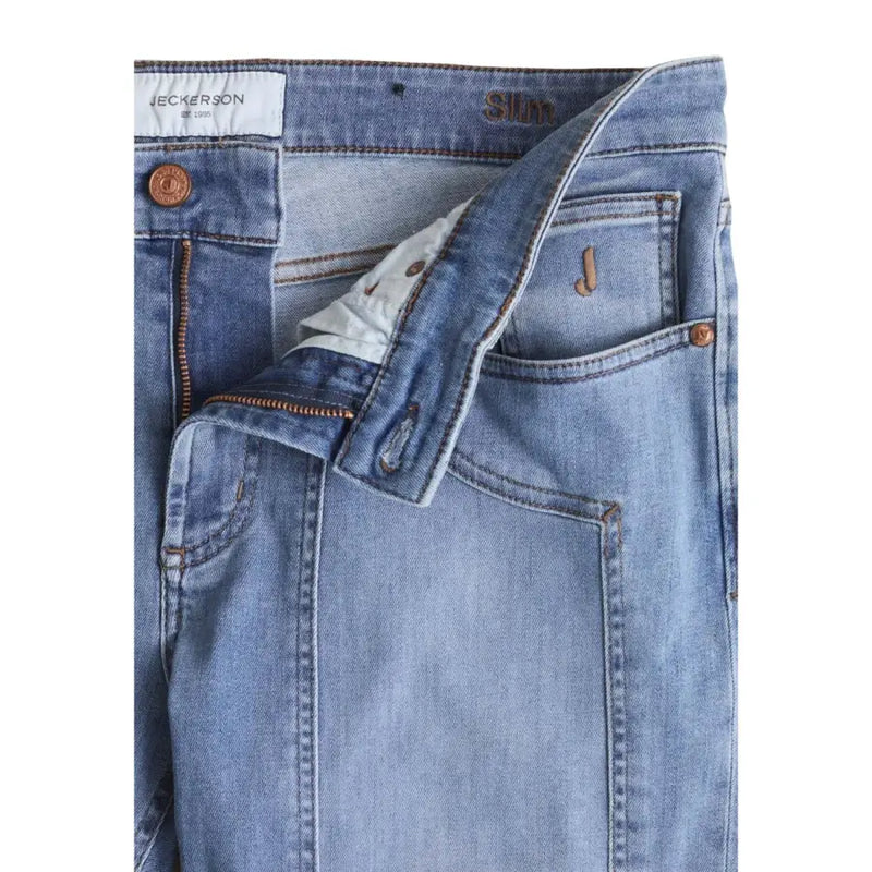 Jeckerson Herrenjeans, hellblau, aus Bio-Baumwolle, schmale Passform mit kupferfarbenen Beschlägen und Marken-J-Patch auf der Rückseite