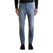 Jeckerson Herrenjeans aus hellblauem Bio-Baumwoll-Denim mit geradem Bein und verstärkten aufgesetzten Taschen, die von hinten sichtbar sind.
