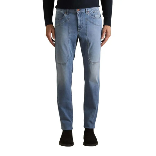 Jeckerson Herrenjeans aus hellblauem Bio-Baumwoll-Denim mit geradem Bein und verstärkten aufgesetzten Taschen, die von hinten sichtbar sind.