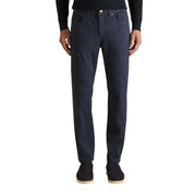Dunkelblaue Jeans mit geradem Bein und goldfarbenem Knopf passen gut zu beigefarbenen Piquéhosen aus Baumwollmischgewebe.