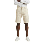 Jeckerson Schmal geschnittene Herrenshorts Jayden in Beige mit fünf Taschen und goldfarbenem Knopf, Vorderansicht