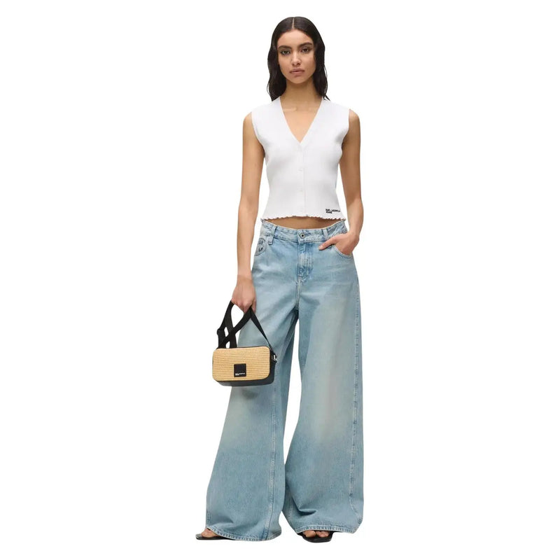 Karl Lagerfeld Jeans Damen Stricktop top Weiße Knöpfe am V-Ausschnitt, abgebildet mit einer beigefarbenen, gewebten Strohhandtasche mit schwarzen Zierelementen.