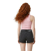 Schwarze Jeansshorts mit dezenter Waschung und karl lagerfeld Label am hinteren Bund, kombiniert mit einem rosa gerippten Baumwoll-Tanktop top