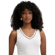 Eine Frau, die ein weißes, geripptes Tanktop trägt. top mit schwarzem Rand von Karl Lagerfeld aus beiger Viskose