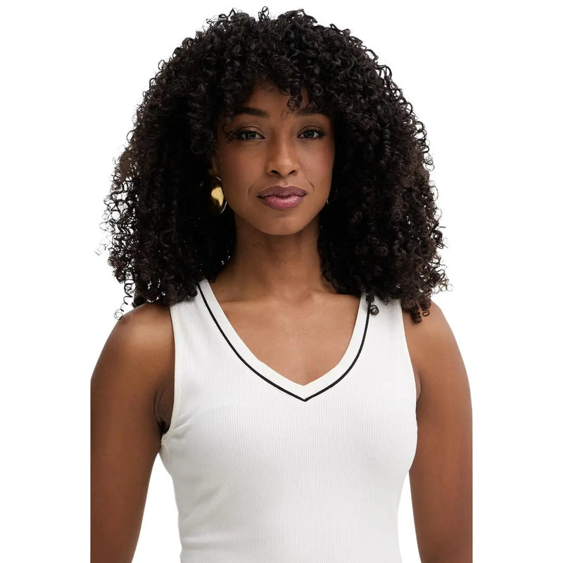 Eine Frau, die ein weißes, geripptes Tanktop trägt. top mit schwarzem Rand von Karl Lagerfeld aus beiger Viskose