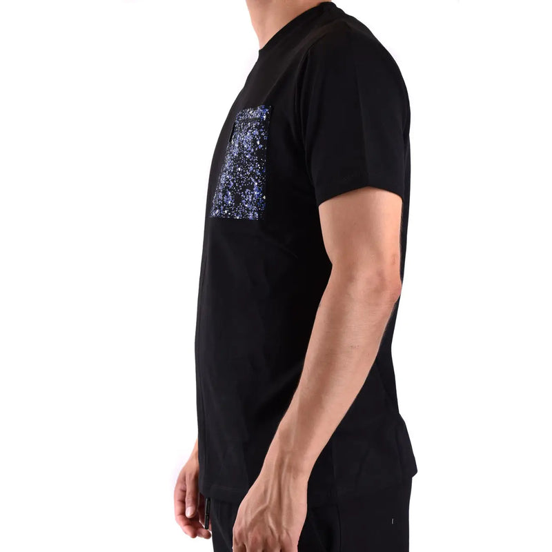 Karl Lagerfeld Schwarzes Herren-T-Shirt aus Baumwolle mit kurzen Ärmeln und einem glitzernden blauen Paillettenaufnäher auf der Brust.