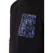 Karl Lagerfeld Schwarzes Herren-T-Shirt aus Baumwolle mit leuchtend blauem Glitzersternmuster auf der Brusttasche und schwarzem Reißverschluss