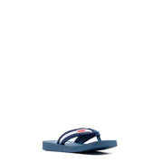 Marineblaue Kenzo Herren-Flip-Flops mit weiß-rot gestreiftem Gummiriemen und kleinem rechteckigem Logo-Etikett, Vorderansicht