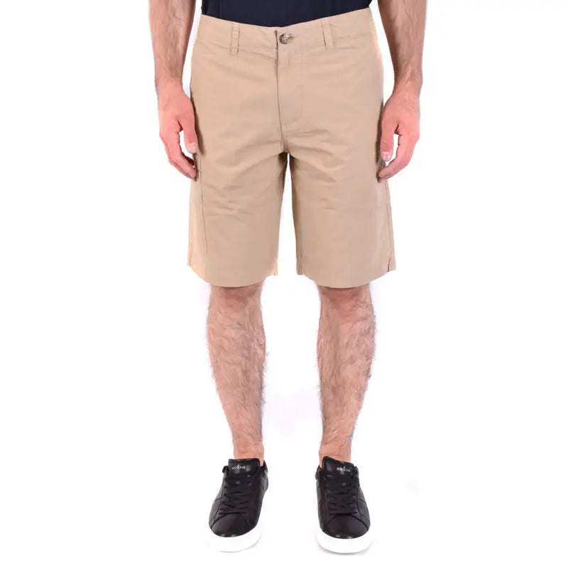 Beige chino shorts with classic fit and side pockets suitable for casual wear in khaki cargo style