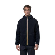 Schwarze, strukturierte Fleecejacke mit Kapuze und kontrastierendem gold-weißem Reißverschluss aus der blauen Sherpa-Fleece-Kollektion von Kway für Herren.