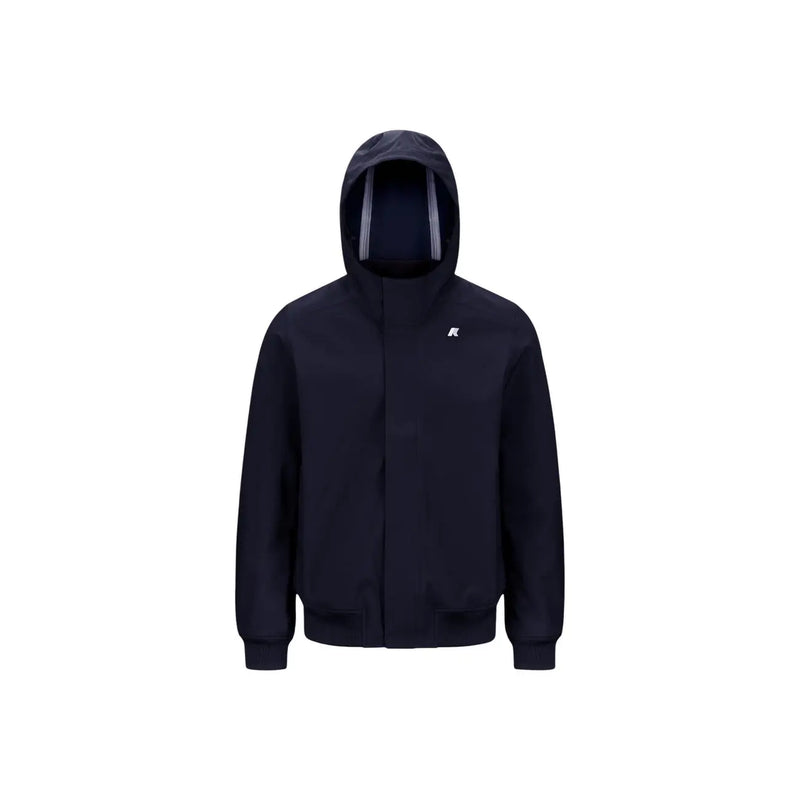 Der blaue Herren-Winterblazer von Kway aus Polyamid mit Kapuze ist ein dunkelblauer Kapuzenpullover mit Reißverschluss, dezentem weißen Logo und reflektierenden Streifen an der Kapuze.