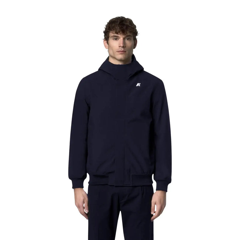 Marineblauer Winterblazer aus Polyamid mit Kapuze und dezentem weißen Logo auf der linken Brust aus der Kway Herrenkollektion.