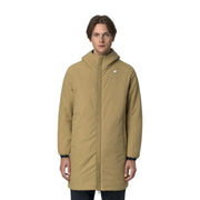 Hellbrauner Wintermantel mit Kapuze, schwarzen Bündchen und dezentem Brustlogo aus Polyester für Herren.