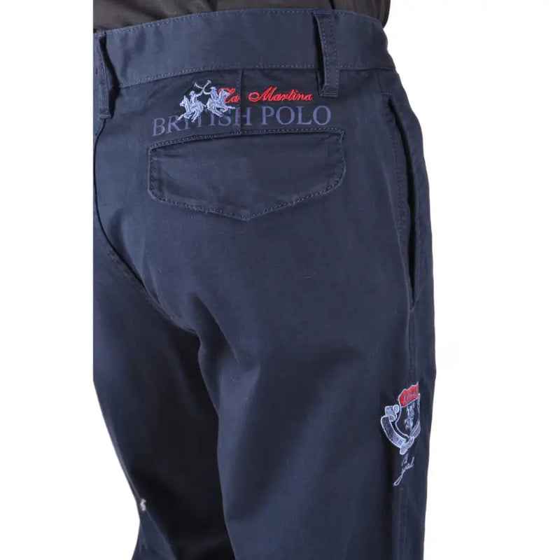 Rückseite einer dunkelblauen La Martina Herrenhose mit gestickten roten, weißen und grauen Logos an Tasche und Oberschenkel