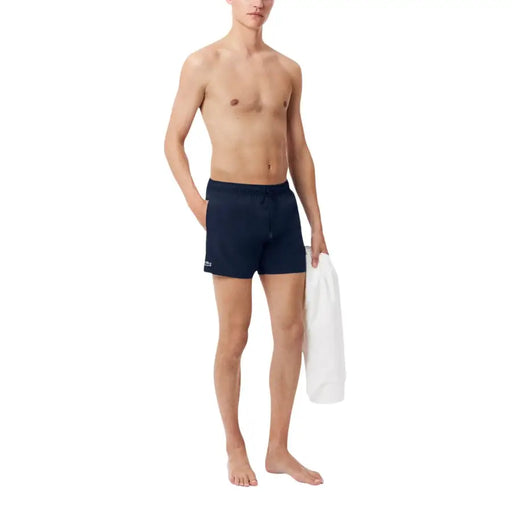 Marineblaue Lacoste-Badehose für Herren aus Polyester mit Vordertaschen und kleinem Logo am linken Bein