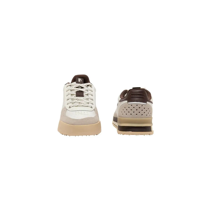 Lacoste Herren-Sneaker aus braunem Leder, Modell Slam Break, mit weiß-braunem Leder und perforierten Details an Ferse und Rückseite.