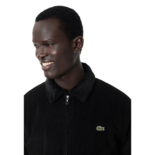 Schwarzer Lacoste Herren-Baumwollblazer aus Cord mit Reißverschluss, kontrastierendem dunklem Kragen und grünem Krokodil-Logo auf der Brust