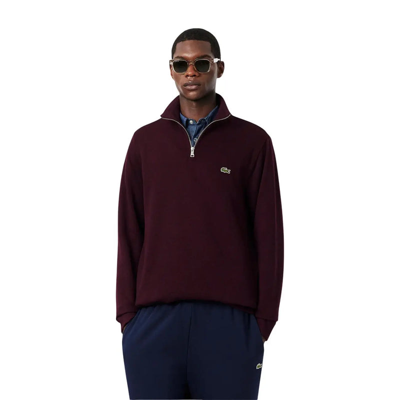 Bordeauxroter Lacoste Herren-Baumwollpullover mit halbem Reißverschluss und dezentem grünem Krokodillogo auf der Brust, ideal für die Freizeit.