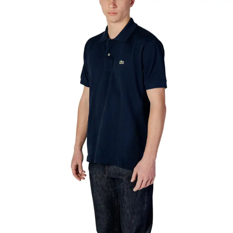 Marineblaues Lacoste Herren-Poloshirt mit kleinem grünen Krokodil-Logo aus dunkelblauem Baumwollstoff mit kurzen Ärmeln