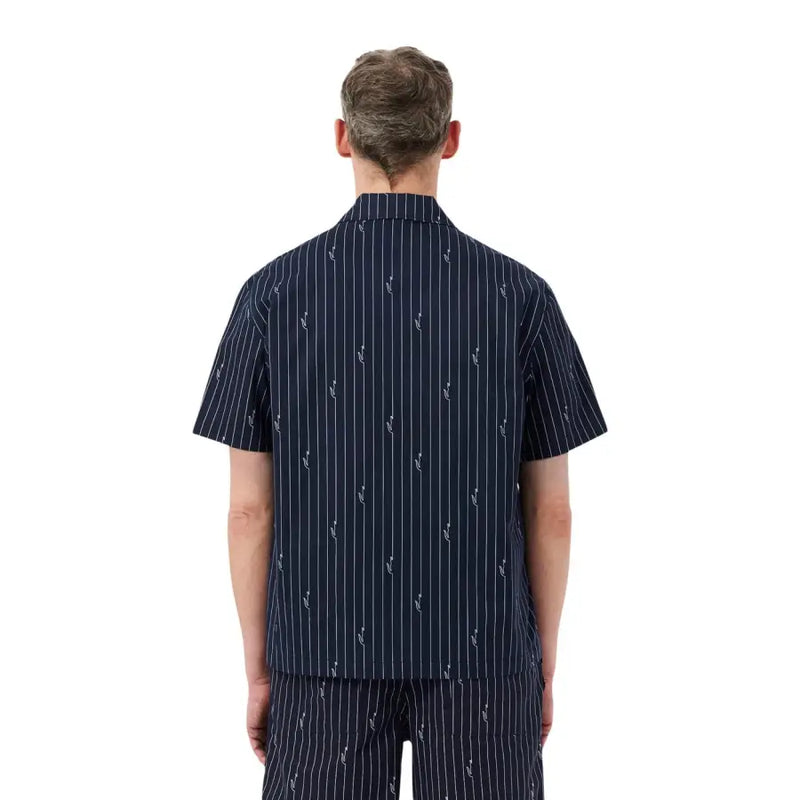 Marineblaues, kurzärmeliges Lacoste-Herrenhemd mit weißen, vertikalen Nadelstreifen und gestickten Ankermotiven