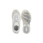 Cremefarbener Lacoste-Herrensneaker mit Mesh- und Synthetik-Overlays und grauer Gummisohle aus Polyester-Polyurethan