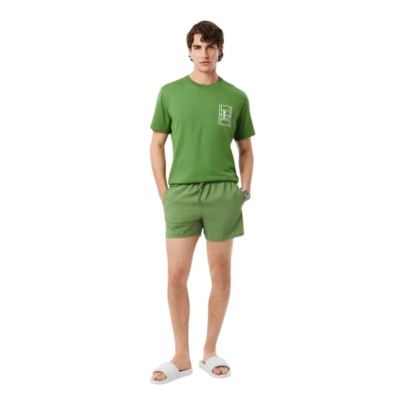 Lacoste Herrenbademode grün Polyester t-shirt mit weißer Tennisplatzgrafik auf der linken Brust und kurzen Ärmeln