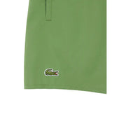 Grüne Lacoste Herren-Badeshorts aus Polyester mit Taschen und klassischem, gesticktem Krokodil-Logo am Bein
