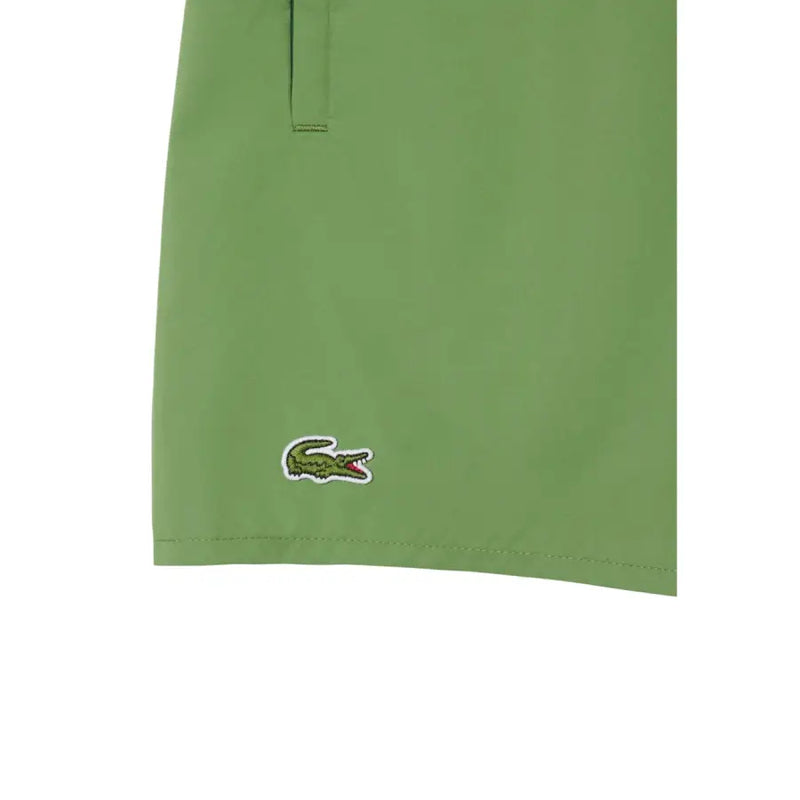 Grüne Lacoste Herren-Badeshorts aus Polyester mit Taschen und klassischem, gesticktem Krokodil-Logo am Bein