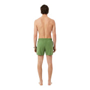 Eine grüne Lacoste Herren-Badehose aus Polyester mit elastischem Bund und Taschen