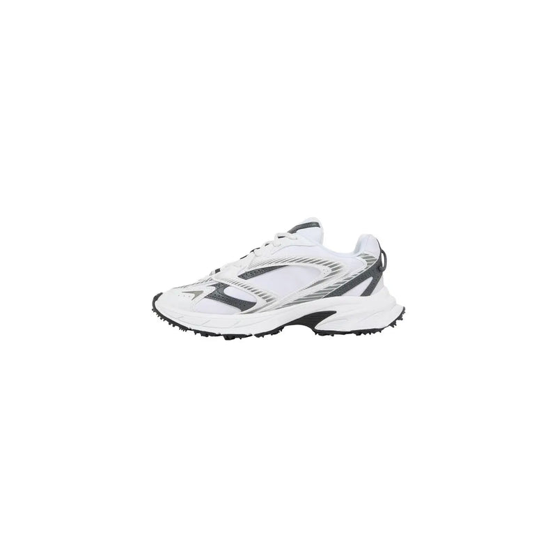 Weiße Lacoste Herren-Sneaker aus Polyester-Polyurethan mit klobiger Sohle und schwarzen Akzenten an Außensohle und Fersenlasche.