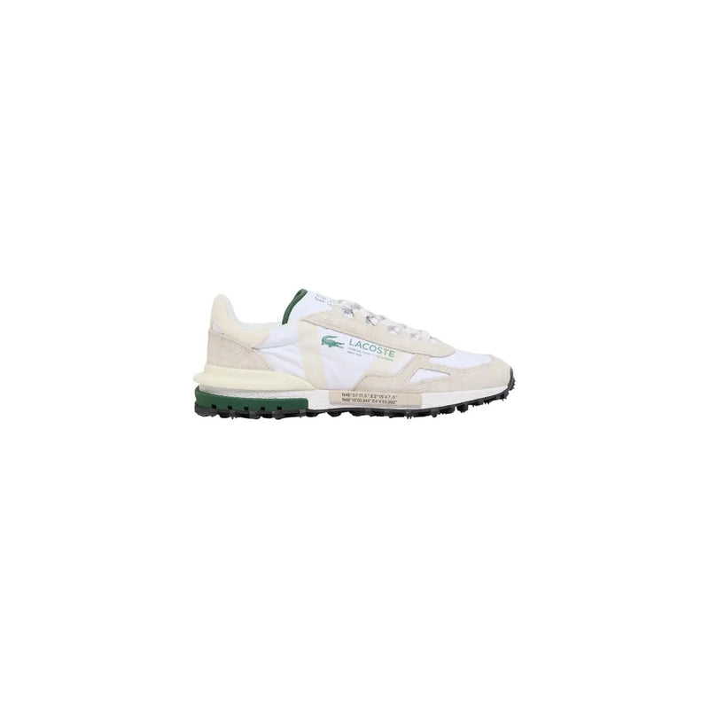 Cremefarbene Lacoste Herren-Sneaker aus weißem Wildleder und Nylon mit weißen und grünen Akzenten und strukturiertem Obermaterial
