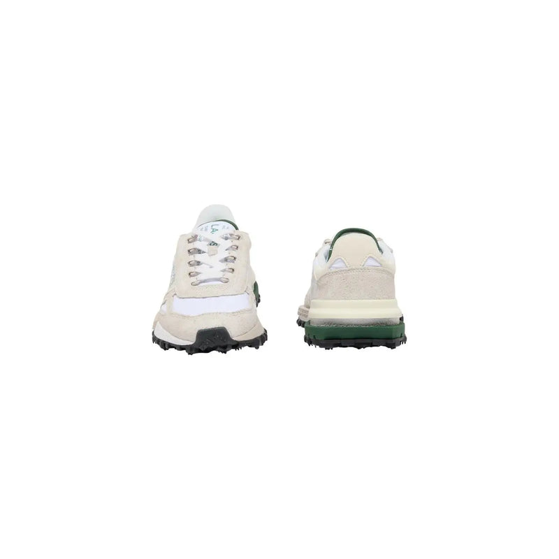 Weiße, cremefarbene Lacoste Herren-Sneaker aus Wildleder-Nylon mit grünen Akzenten und einer klobigen Sohle, von hinten gesehen.
