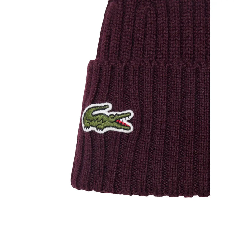 Lacoste Wollmütze für Herren in bordeauxrotem Rippstrick mit grünem Krokodillogo und weiß-roten Akzenten, Vorderansicht