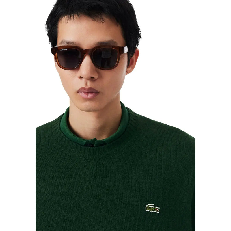 Lacoste-Sonnenbrille für Herren mit dunkelbraunem Schildpattrahmen und schwarzen Gläsern, Vorderansicht
