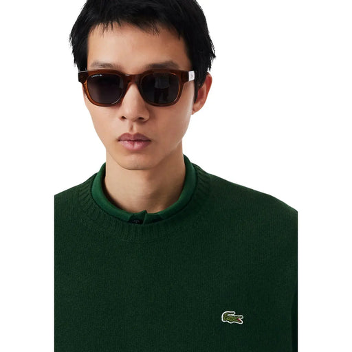 Lacoste-Sonnenbrille für Herren mit dunkelbraunem Schildpattrahmen und schwarzen Gläsern, Vorderansicht