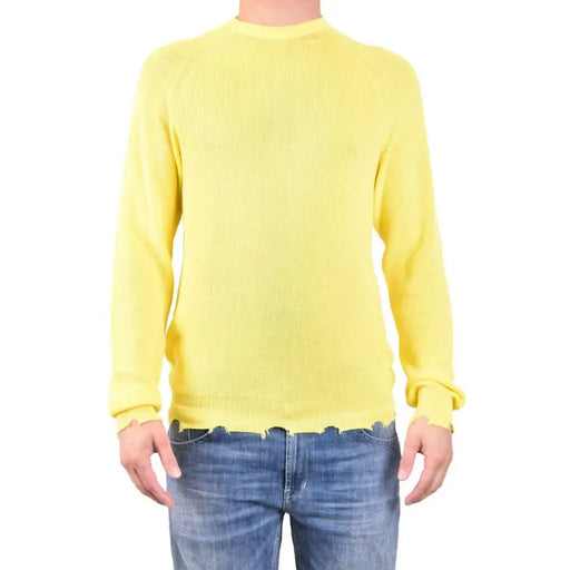 Gelber Herren-Strickpullover von Laneus aus Baumwolle mit Rundhalsausschnitt, lebendiger Rippstruktur und ausgefranstem Saum.