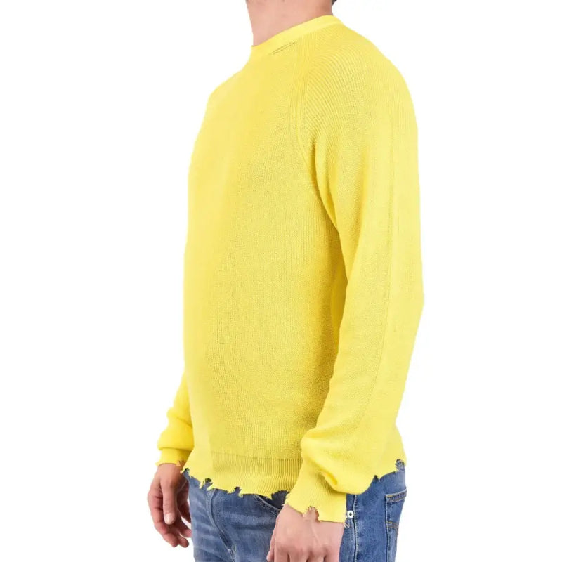 gelber Herren-Strickpullover aus Baumwolle von Laneus mit Rippstrickstruktur und ausgefransten Bündchen und Saum.