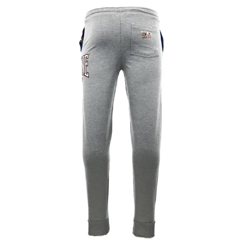 Leone 1947 Herrenhose aus grau meliertem Stoff mit gerippten Bündchen an Ärmeln und Bund sowie bordeauxroter Logostickerei mit weißer Stickerei.