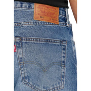 Levi's Jeans für Herren aus blauem Denim mit braunem Lederpatch und rotem Tab am Bund, Rückansicht
