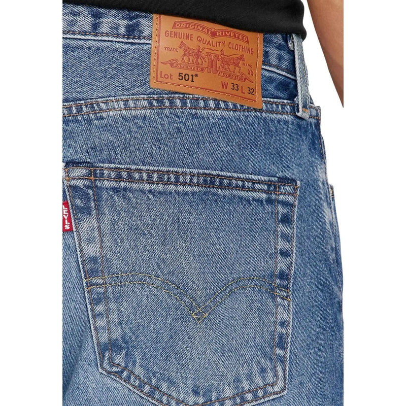 Levi's Jeans für Herren aus blauem Denim mit braunem Lederpatch und rotem Tab am Bund, Rückansicht