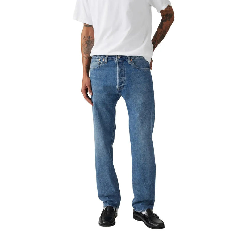 Levi's Jeans für Herren aus mittelblauem Denim mit geradem Bein und traditioneller Naht, Vorderansicht